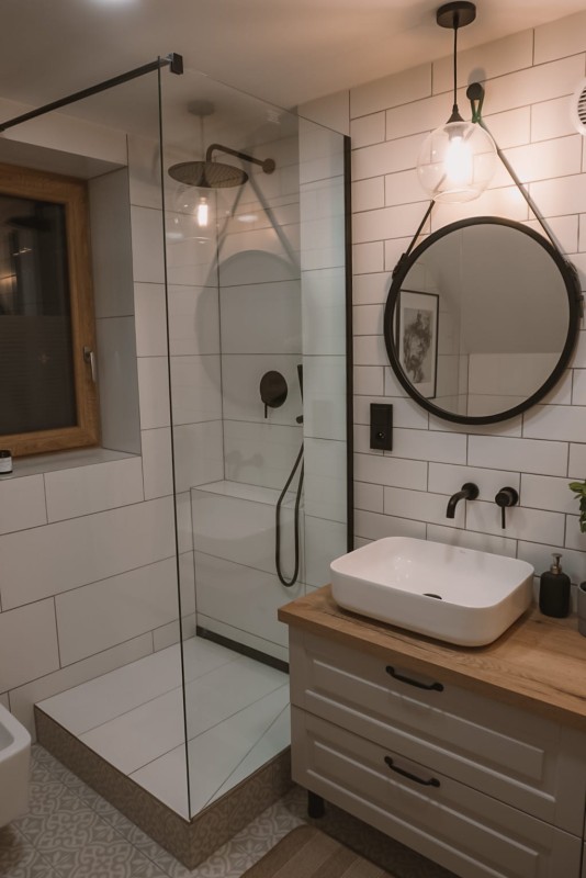 Realizacja projektu klienta z odpływem ściennym czarnym WALL PRO