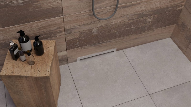 Odpływ łazienkowy ścienny stalowy z serii Classic w jasnej łazience