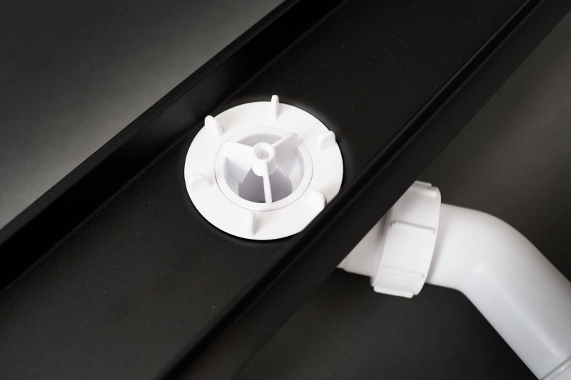 Czarny odpływ łazienkowy