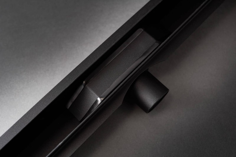 niski odpływ liniowy czarny z zamontowanym daszkiem rewizyjnym