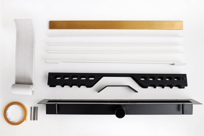 Wszystkie elementy rozłożonego złotego odpływu liniowego na białym tle