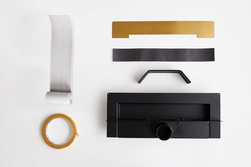 Zestaw elementów złotego odpływu ściennego WALL PRO na białym tle