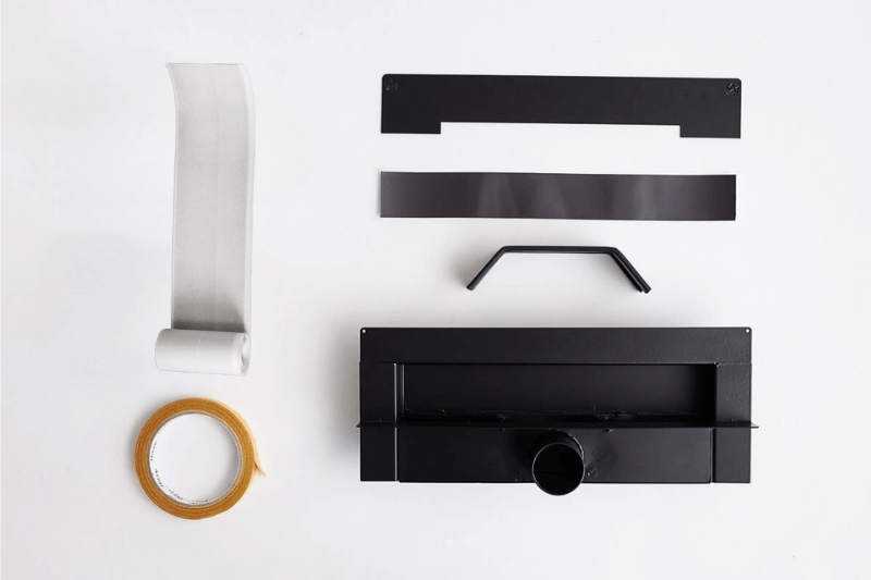 Zdjęcie elementów zestawu super niskiego czarnego odpływu ściennego WALL PRO na białym tle