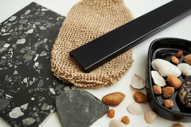 Odpływ liniowy przyścienny czarny.