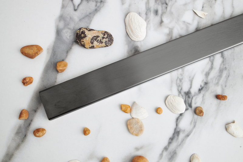 Odpływ przyścienny grafitowy szczotkowany.