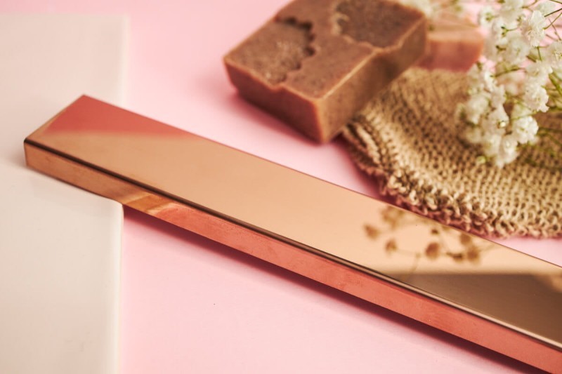 Odpływ przyścienny różowe złoto błyszczące.