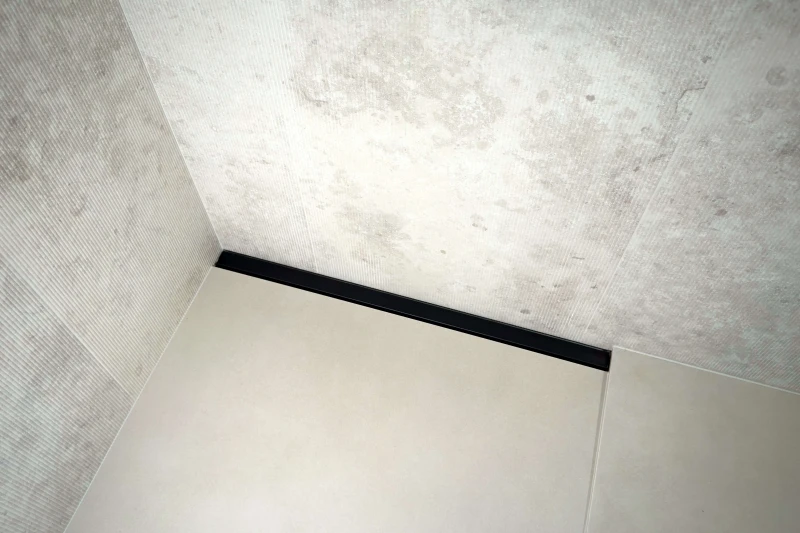 Widok z góry - odpływ liniowy przyścienny czarny na pełną szerokość prysznica