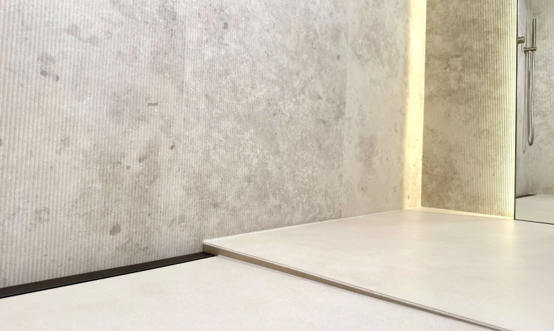 Odpływ przyścienny czarny z jednospadowym spadkiem.