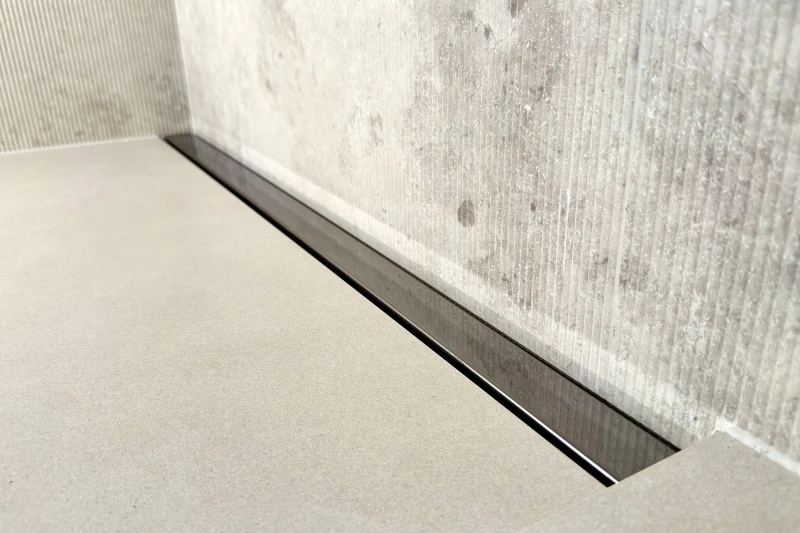 Odpływ liniowy przyścienny grafit chromowany - widok z dołu.