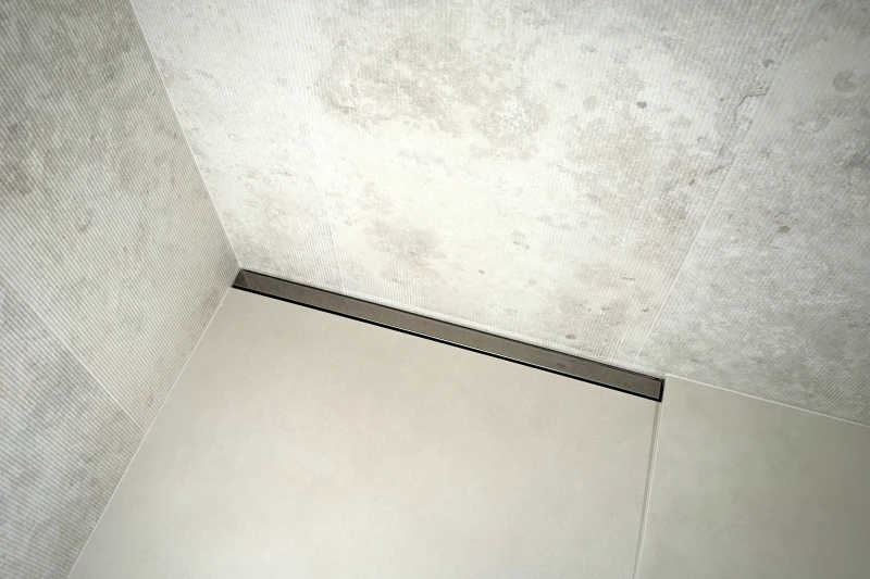 Grafitowy chromowany odpływ przyścienny ze spadkiem jednospadowym - widok z góry.