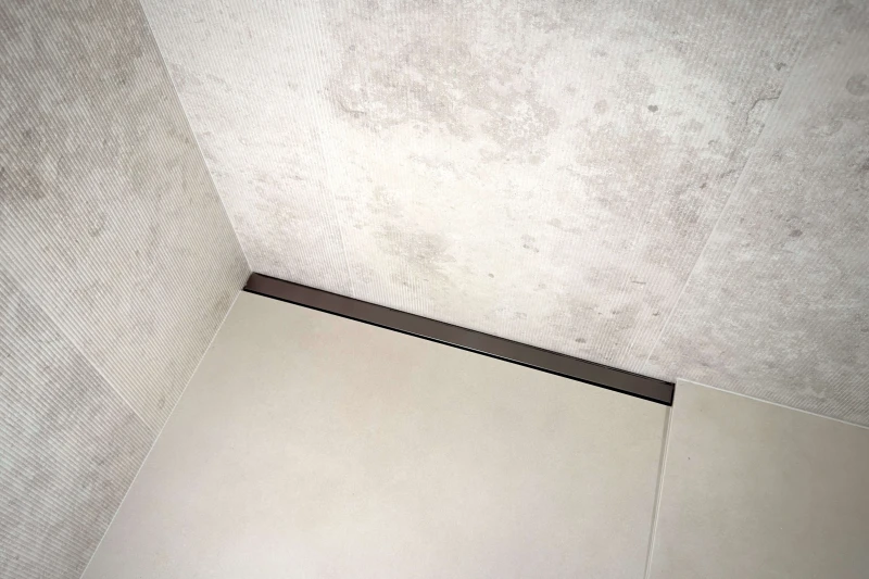 Odpływ liniowy przyścienny grafitowy na pełną szerokość w łazience - widok z góry