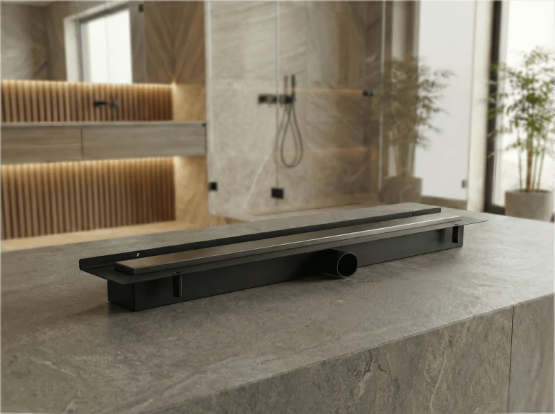 Grafitowy odpływ liniowy przyścienny na tle łazienki