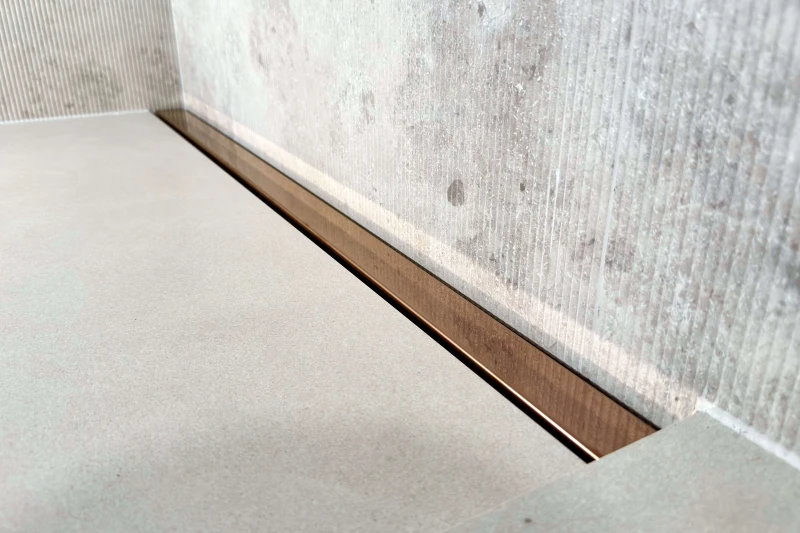 Odpływ przyścienny liniowy różowe złoto błyszczące - widok z dołu