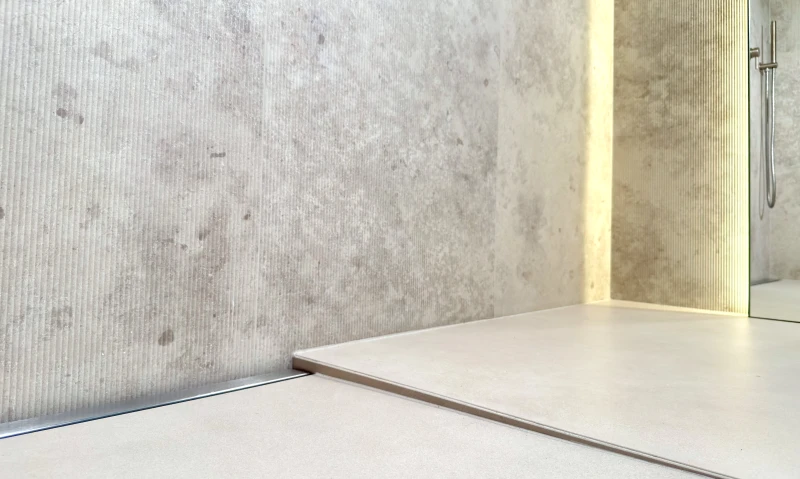 Odpływ przyścienny stal szczotkowana zamontowany z jednym spadkiem