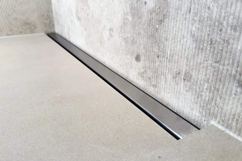 Stalowy odpływ liniowy przyścienny LINE PRO