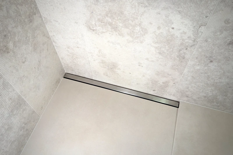 Stalowy odpływ liniowy przyścienny montaż na pełną szerokość prysznica