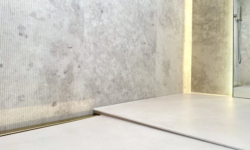 Złoty odpływ przyścienny ze spadkiem jednospadowym.