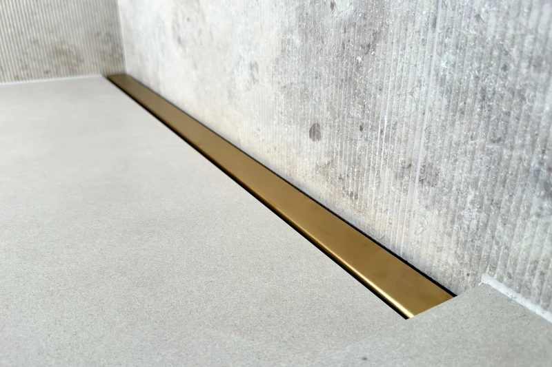 Odpływ liniowy przyścienny złoty LINE PRO - widok z dołu