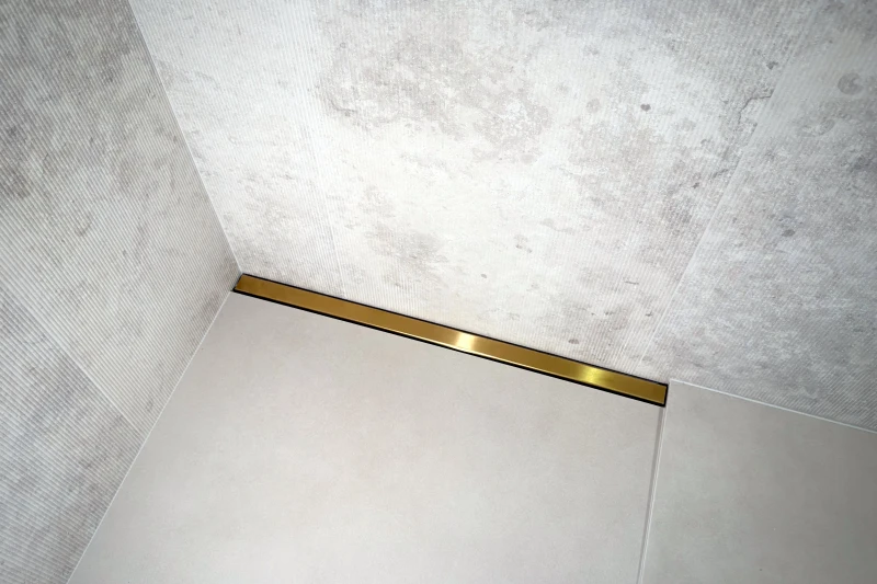 Złoty odpływ przyścienny ze spadkiem jednospadowym.