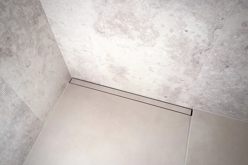 Zamontowany ze spadkiem jednospadowym odpływ liniowy przyścienny LINE PRO do zabudowy płytką.