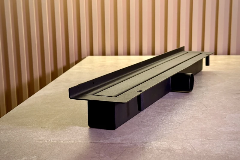 Odpływ przyścienny do zabudowy płytką LINE PRO złożony.