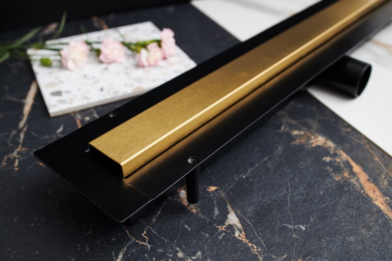 Złożony super niski złoty odpływ liniowy w szczotkowanym wykończeniu - zbliżenie