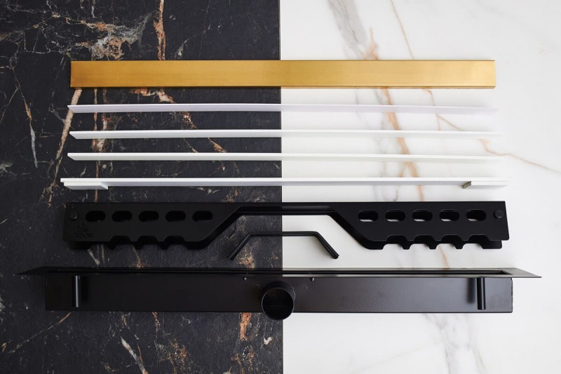 Rozłożony niski złoty odpływ liniowy LINE PRO w wykończeniu szczotkowanym