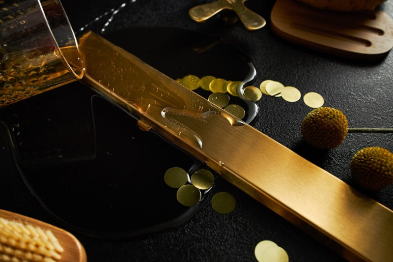 Naturalne złoto szczotkowane - odpływ liniowy  na czarnym tle - zbliżenie