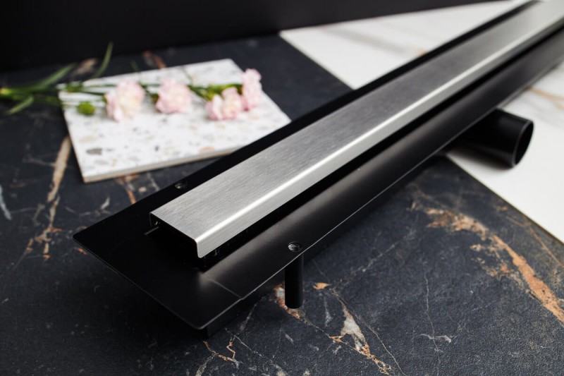 Bezramkowy odpływ liniowy stalowy na tle ciemnej płytki