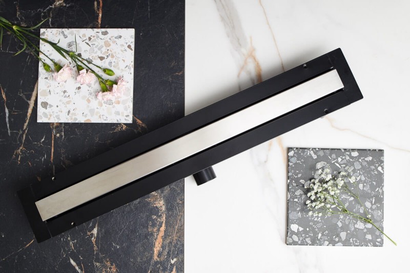 Super niski odpływ liniowy stalowy szczotkowany LINE PRO na tle jasnej i ciemnej płytki