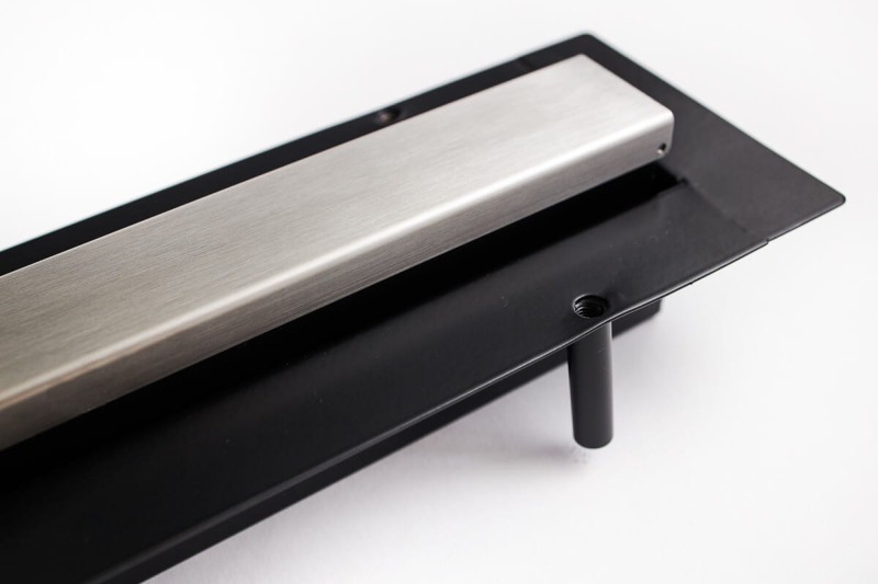 Nóżki poziomujące niskiego stalowego odpływu łazienkowego LINE PRO