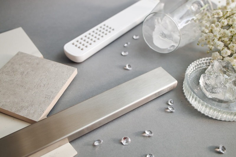 Maskownica dekoracyjna super niskiego odpływu łazienkowego stalowego w wykończeniu szczotkowanym