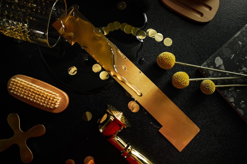 Aranżacja złotego dopływu ściennego z akcesoriami wyposażenia wnętrz