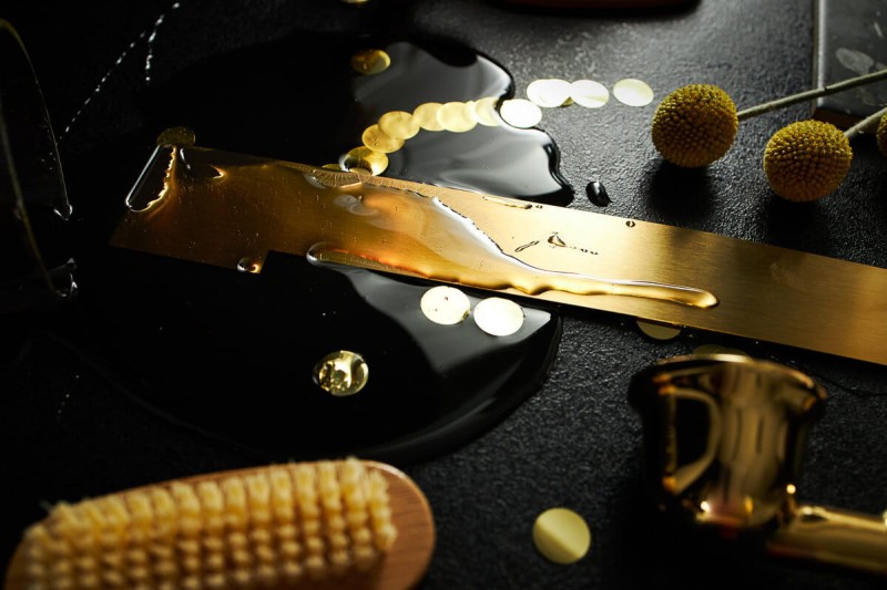 Maskownica dekoracyjna złotego odpływu ściennego w wykończeniu szczotkowanym