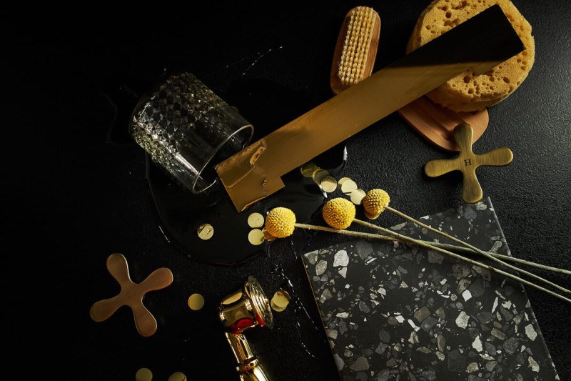 Maskownica dekoracyjna złotego odpływu ściennego na tle ciemnej płytki