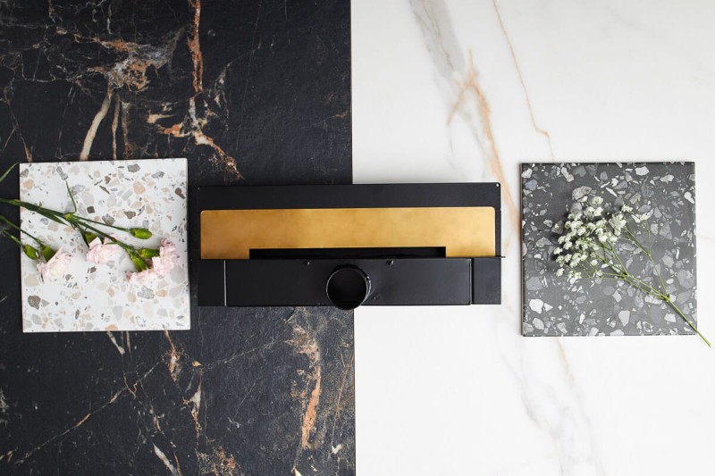 Super niski złoty odpływ ścienny na tle jasnej i ciemnej płytki