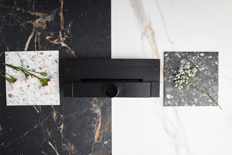 Czarny odpływ ścienny niski w zestawieniu z czarno białymi płytkami