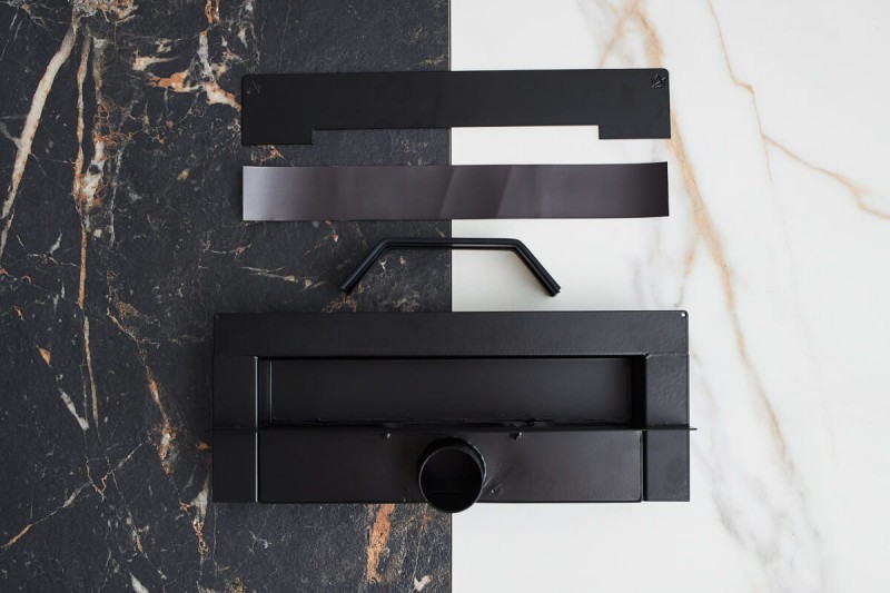 Elementy odpływu ściennego czarnego WALL PRO na tle jasnej i ciemnej płytki