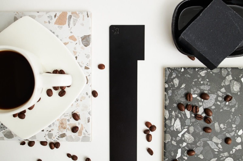 Maskownica dekoracyjna super niskiego odpływu ściennego czarnego - zbliżenie