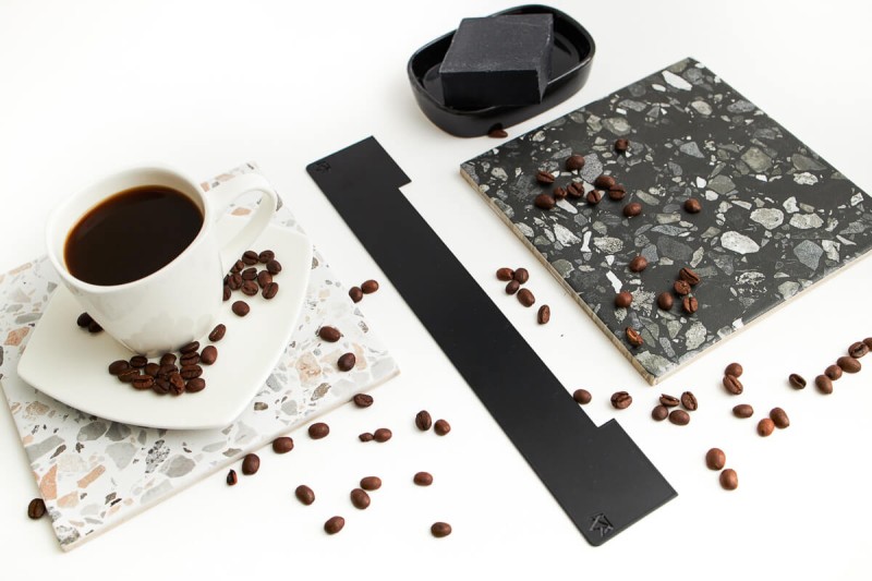 Czarna maskownica dekoracyjne super niskiego odpływu ściennego WALL PRO w aranżacji z akcesoriami wyposażenia wnętrz