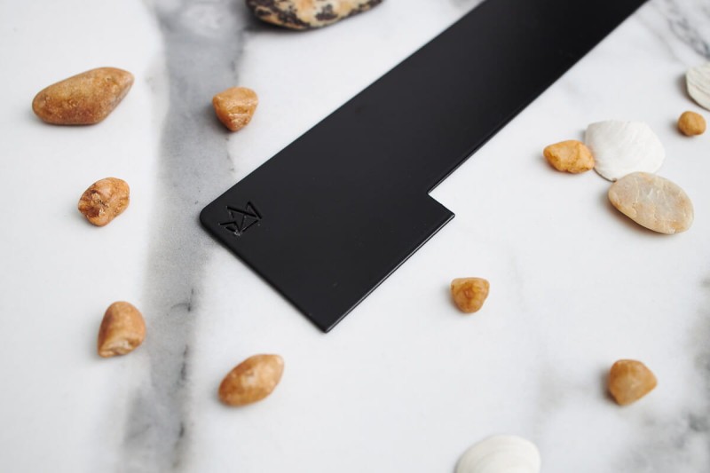 Maskownica dekoracyjna czarnego odpływu ściennego WALL PRO - zbliżenie